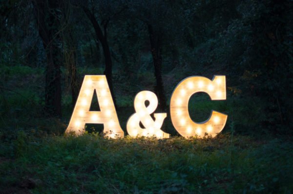 Letras iluminadas cada una de 120 de alto